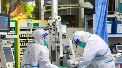 Medical staff in protective suits treat a patient with pneumonia (Reuters Photo/Representational image) (HT_PRINT) Medical staff in protective suits treat a patient with pneumonia (Reuters Photo/Representational image) (HT_PRINT)