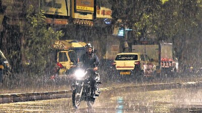 Mumbai, India - Nov 26, 2023 : People walk in an Unseasonal Rain shower seen at Andheri, in Mumbai, India, Sunday, Nov 26, 2023. (Photo by Vijay Bate/HT Photo) Mumbai, India - Nov 26, 2023 : People walk in an Unseasonal Rain shower seen at Andheri, in Mumbai, India, Sunday, Nov 26, 2023. (Photo by Vijay Bate/HT Photo)