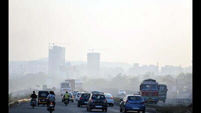While the civic body has served notices to 124 developers in the city for not taking precautionary measures to control air pollution and has asked them to submit a report on the same. (HT PHOTO)