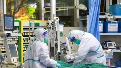 Medical staff in protective suits treat a patient with pneumonia (Reuters Photo) Medical staff in protective suits treat a patient with pneumonia (Reuters Photo)