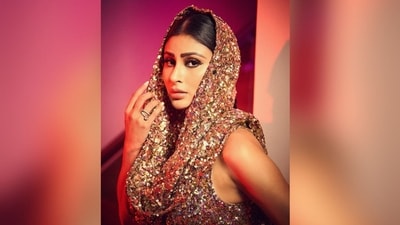 With the help of make-up artist Mukesh Patil, Mouni wore shimmering brown eyeshadow, winged eyeliner, smudged kajal, mascaraed lashes, contoured cheeks, luminous highlighter and a shade of nude lipstick. (Instagram/@imouniroy) With the help of make-up artist Mukesh Patil, Mouni wore shimmering brown eyeshadow, winged eyeliner, smudged kajal, mascaraed lashes, contoured cheeks, luminous highlighter and a shade of nude lipstick. (Instagram/@imouniroy)