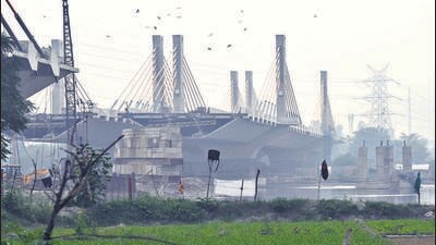 A view of the under-construction Barapullah flyover near Mayur Vihar on Monday. (Sanjeev Verma/HT PHOTO) A view of the under-construction Barapullah flyover near Mayur Vihar on Monday. (Sanjeev Verma/HT PHOTO)