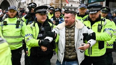 Metropolitan Police officers arrest British far-right activist Tommy Robinson during a demonstration in central London on November 26, 2023 to protest against antisemitism. (Photo by JUSTIN TALLIS / AFP) (AFP) Metropolitan Police officers arrest British far-right activist Tommy Robinson during a demonstration in central London on November 26, 2023 to protest against antisemitism. (Photo by JUSTIN TALLIS / AFP) (AFP)