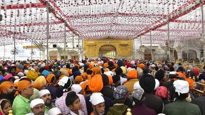 Devotees at Golden Temple in Amritsar on the occasion of the 554th birth anniversary of Guru Nanak Dev on Monday. (Sameer Sehgal/HT)