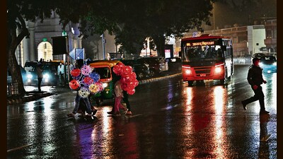 Drizzle helps clear the air at Connaught Place. (Arvind Yadav/HT Photo) Drizzle helps clear the air at Connaught Place. (Arvind Yadav/HT Photo)