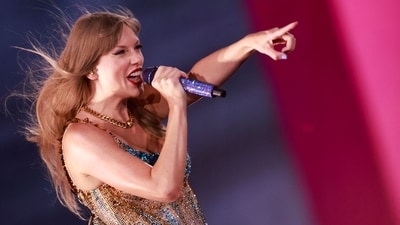 (FILES) US singer-songwriter Taylor Swift performs during her Eras Tour at Sofi stadium in Inglewood, California, August 7, 2023. French rapper SCH's July 22, 2023, concert at Marseille's Velodrome stadium, filmed with some 70 cameras, will be programmed as a single screening on November 23, 2023, in 200 cinemas in France, Switzerland and Belgium. The screenings follow in the footsteps of artists OrelSan, Taylor Swift, - M - and Beyonce, who have carried out similar events. (Photo by Michael Tran / AFP) / RESTRICTED TO EDITORIAL USE (AFP) (FILES) US singer-songwriter Taylor Swift performs during her Eras Tour at Sofi stadium in Inglewood, California, August 7, 2023. French rapper SCH's July 22, 2023, concert at Marseille's Velodrome stadium, filmed with some 70 cameras, will be programmed as a single screening on November 23, 2023, in 200 cinemas in France, Switzerland and Belgium. The screenings follow in the footsteps of artists OrelSan, Taylor Swift, - M - and Beyonce, who have carried out similar events. (Photo by Michael Tran / AFP) / RESTRICTED TO EDITORIAL USE (AFP)