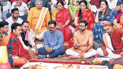 Mathura, Nov 27 (ANI): Shiv Sena (UBT) leader Aaditya Thackeray along with his mother Rashmi Thackeray and party MP Priyanka Chaturvedi perform Yamuna Pujan in Mathura on Monday. (ANI Photo) (KK Arora)