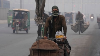 Pakistan Air Pollution: A corn seller pushes his hand cart as heavy fog reduces visibility, in Lahore, Pakistan. (AP) Pakistan Air Pollution: A corn seller pushes his hand cart as heavy fog reduces visibility, in Lahore, Pakistan. (AP)