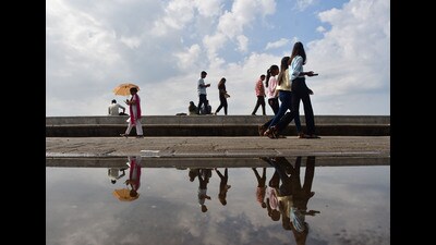 People enjoy the clear skies at Marine Drive promenade during the afternoon. (Bhushan Koyande/HT Photo) People enjoy the clear skies at Marine Drive promenade during the afternoon. (Bhushan Koyande/HT Photo)