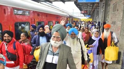 Pilgrims boarding the train to Nanded at Amritsar railway station under the Mukhyamantri Tirath Yatra Scheme on Guru Nanak Dev Ji’s 554th Prakash Purb (birth anniversary) on Monday. (Sameer Sehgal/HT) Pilgrims boarding the train to Nanded at Amritsar railway station under the Mukhyamantri Tirath Yatra Scheme on Guru Nanak Dev Ji’s 554th Prakash Purb (birth anniversary) on Monday. (Sameer Sehgal/HT)