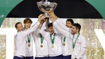 Italy's Lorenzo Musetti, Jannik Sinner, Matteo Arnaldi, Lorenzo Sonego, Simone Bolelli and captain Filippo Volandri celebrate with the Davis Cup trophy (REUTERS)