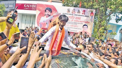 Thane, Nov 21 (ANI): Maratha Reservation activist Manoj Jarange Patil being welcomed by supporters while on his way to a gathering at Gadkari Rangayathan drama theater, at TMC office Chowk Panchpakadi in Thane on Tuesday. (ANI Photo) (Anil Shinde) Thane, Nov 21 (ANI): Maratha Reservation activist Manoj Jarange Patil being welcomed by supporters while on his way to a gathering at Gadkari Rangayathan drama theater, at TMC office Chowk Panchpakadi in Thane on Tuesday. (ANI Photo) (Anil Shinde)