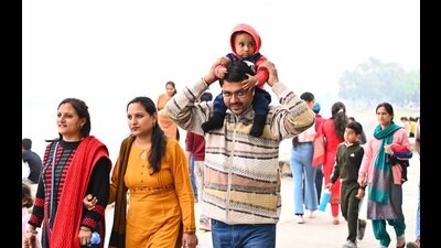 Visitors enjoying at Sukhna Lake in Chandigarh on Monday. Day temperature continued to decrease, going down from 24.7°C on Sunday to 22.5°C on Monday, as per the India meteorological department (IMD). Temperature is set to rise slightly from Tuesday onwards as the western disturbance affecting the region passes. (Keshav Singh/HT)