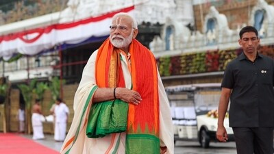 PM Modi offers prayer at Tirumala temple in Andhra Pradesh PM Modi offers prayer at Tirumala temple in Andhra Pradesh