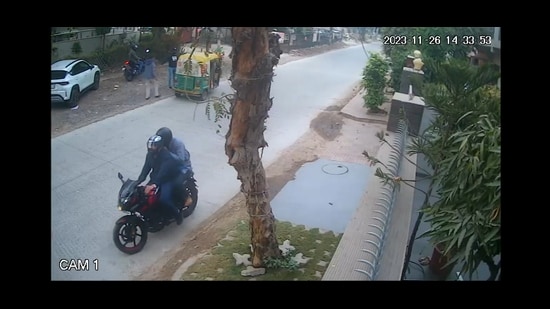 A screengrab of the CCTV footage showing the suspects. (HT Photo)