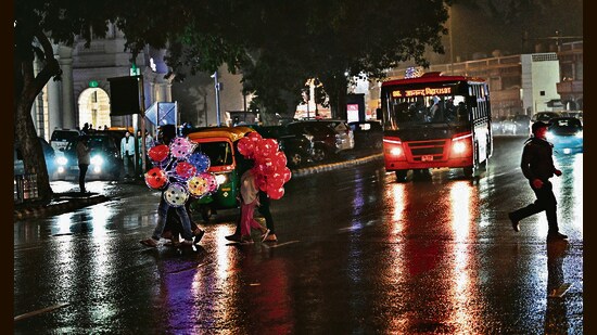 Drizzle helps clear the air at Connaught Place. (Arvind Yadav/HT Photo)