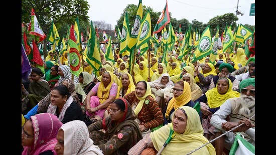 Farmers protesting on the airport road at Chandigarh-Mohali border on Monday. With around 3,000 more farmers reaching Mohali in 24 hours in the wake of a three-day protest call by the Samyukt Kisan Morcha (SKM), around 600 additional tractor-trailers reached the protest site from 6.30 pm on Sunday to 1.30 am on Monday, besides other vehicles. (Ravi Kumar/HT)