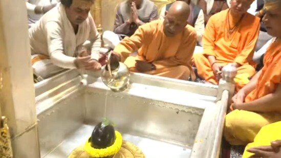 Uttar Pradesh chief minister Yogi Adityanath offered prayers at Kashi Vishwanath temple in Varanasi.(HT Photo/Rajesh Kumar)