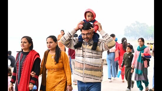 Visitors enjoying at Sukhna Lake in Chandigarh on Monday. Day temperature continued to decrease, going down from 24.7°C on Sunday to 22.5°C on Monday, as per the India meteorological department (IMD). Temperature is set to rise slightly from Tuesday onwards as the western disturbance affecting the region passes. (Keshav Singh/HT)