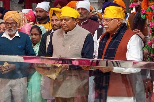 Haryana chief minister Manohar Lal Khattar (extreme right) and Speaker Gian Chand Gupta (centre) at the Nada Sahib gurdwara in Panchkula on Monday. (Sant Arora/HT)