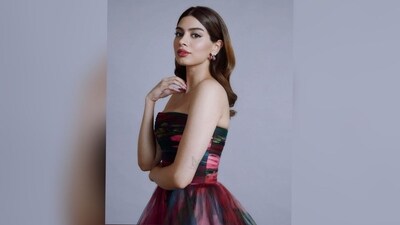 With the help of make-up artist Natasha Nischol, Khushi was dressed in nude eyeshadow, winged eyeliner, rosy cheeks, luminous highlighter and a shade of bright red lipstick. (Instagram/@khushi05k) With the help of make-up artist Natasha Nischol, Khushi was dressed in nude eyeshadow, winged eyeliner, rosy cheeks, luminous highlighter and a shade of bright red lipstick. (Instagram/@khushi05k)