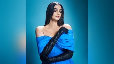 Assisted by makeup artist Mickey Contractor, Sonam got decked out in smoky eyeshadow, smudged eyeliner, mascara coated lashes, darkened brows, blushed cheeks, luminous highlighter and a shade of pink lipstick. (Instagram/@sonamkapoor) Assisted by makeup artist Mickey Contractor, Sonam got decked out in smoky eyeshadow, smudged eyeliner, mascara coated lashes, darkened brows, blushed cheeks, luminous highlighter and a shade of pink lipstick. (Instagram/@sonamkapoor)