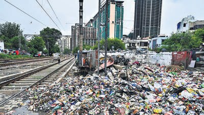 Garbage dumped near railway tracks at Sarai Rohilla in New Delhi. (Sanchit Khanna/HT Photo) Garbage dumped near railway tracks at Sarai Rohilla in New Delhi. (Sanchit Khanna/HT Photo)