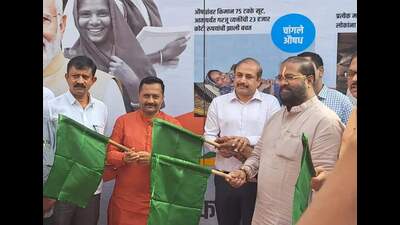Municipal commissioner Vikram Kumar (second from right) was present during the event. (HT PHOTO)
