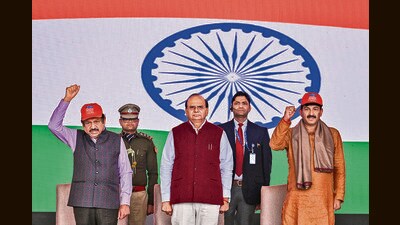 New Delhi, India - Nov. 28, 2023: Vinai Kumar Saxena, Lieutenant Governor of Delhi seen along Member of Parliaments Harsh Vardhan, Manoj Tiwari during inauguration of Viksit Bharat Sankalp Yatra at Khajoori Khas in New Delhi, India, on Tuesday, November 28, 2023. (Photo by Sanchit Khanna/ Hindustan Times) (Hindustan Times)