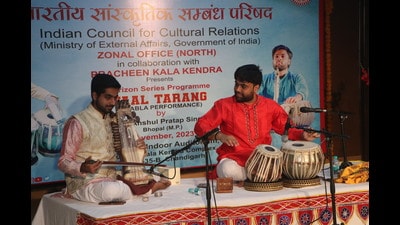 Tabla player Anshul Pratap Singh, accompanied by Vinayak Sahai on sarangi, performing at ML Koser Indoor Auditorium in Chandigarh. (HT PHOTO)