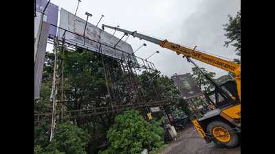 The defence estates directorate had claimed that illegal hoardings had caused revenue loss running into several rupees for the government. (HT PHOTO) The defence estates directorate had claimed that illegal hoardings had caused revenue loss running into several rupees for the government. (HT PHOTO)
