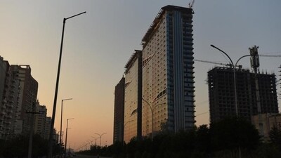 Located along the Noida-Greater Noida Expressway, Avenue 133 offers a mix of retail shops, wellness centres, office spaces, and a lively food court. (File / Virendra Singh Gosain/ Hindustan Times) Located along the Noida-Greater Noida Expressway, Avenue 133 offers a mix of retail shops, wellness centres, office spaces, and a lively food court. (File / Virendra Singh Gosain/ Hindustan Times)