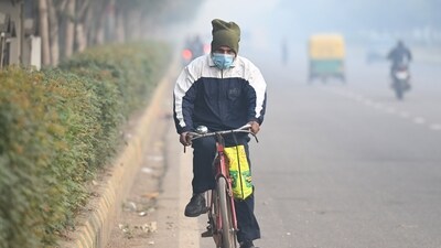Commuters out on a smoggy morning amid rising air pollution levels in the national capital region. (HT Photo/Deepak Gupta)