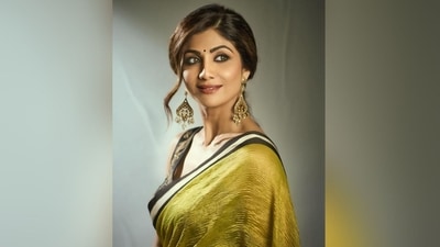 Assisted by make-up artist Ajay Shelar, Shilpa got decked out in nude eyeshadow, smudged eyeliner, kohl eyebrows, darkened eyebrows, blushed cheeks, glowing highliner and a shade of glossy pink lipstick. (Instagram/@theshilpashetty) Assisted by make-up artist Ajay Shelar, Shilpa got decked out in nude eyeshadow, smudged eyeliner, kohl eyebrows, darkened eyebrows, blushed cheeks, glowing highliner and a shade of glossy pink lipstick. (Instagram/@theshilpashetty)
