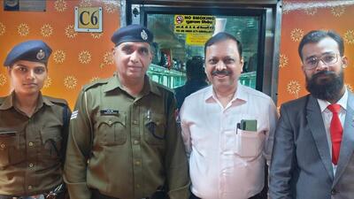 A doctor present on the train, with the help of RPF cops and other volunteers, performed a cardiopulmonary resuscitation (CPR) on the heart patient, as he became unconscious. (HT Photo) A doctor present on the train, with the help of RPF cops and other volunteers, performed a cardiopulmonary resuscitation (CPR) on the heart patient, as he became unconscious. (HT Photo)