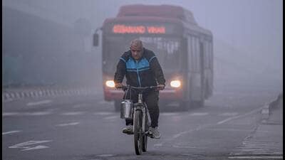 A smoggy NH -24, near the Akshardham Temple, on Wednesday. (Sanjeev Verma/HT Photo) A smoggy NH -24, near the Akshardham Temple, on Wednesday. (Sanjeev Verma/HT Photo)