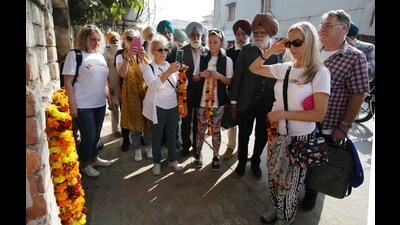 Bulgarian folk dancers paying Homage to the World War-1 heroes at Sultanwind village in Amritsar on Wednesday. (HT photo) Bulgarian folk dancers paying Homage to the World War-1 heroes at Sultanwind village in Amritsar on Wednesday. (HT photo)