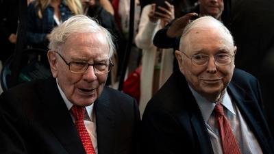 Warren Buffett (L), CEO of Berkshire Hathaway, and vice chairman Charlie Munger attend the 2019 annual shareholders meeting in Omaha, Nebraska, on May 3, 2019. (AFP) Warren Buffett (L), CEO of Berkshire Hathaway, and vice chairman Charlie Munger attend the 2019 annual shareholders meeting in Omaha, Nebraska, on May 3, 2019. (AFP)