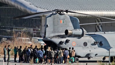 Rescued workers board an Indian Air Force (IAF) Chinook helicopter to be airlifted to Rishikesh, at Chinyalisaur airstrip (AP)