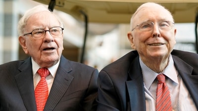 Warren Buffett, left, and Vice Chairman Charlie Munger, briefly chat with reporters May 3, 2019, one day before Berkshire Hathaway's annual shareholders meeting in Omaha, Neb (AP Photo/Nati Harnik, File) (AP) Warren Buffett, left, and Vice Chairman Charlie Munger, briefly chat with reporters May 3, 2019, one day before Berkshire Hathaway's annual shareholders meeting in Omaha, Neb (AP Photo/Nati Harnik, File) (AP)