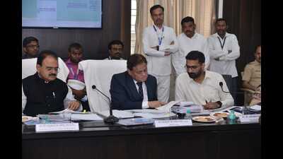 On September 7, the state government constituted a five-member panel headed by justice (retired) Sandeep Shinde (C) to decide the standard operating procedures (SOPs) for giving Kunbi certificates to Marathas. (HT PHOTO)