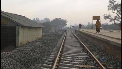 Surgeon-Captain WH Burke urged Indian Medical Service in the Bombay, Madras, and Bengal presidencies to request railway companies in India to set up more refreshment rooms at stations as luncheon basket containing beef tea and chicken essence was not recommended for healthy passengers. (AP (PIC FOR REPRESENTATION))