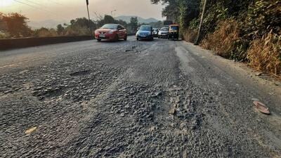 Thane, India - November,25, 2023: traffic is seen due to bad road at Ghodbander road in thane,in Thane, in Mumbai, India, on, Saturday, November ,25, 2023. ( Praful Gangurde / HT Photo ) Thane, India - November,25, 2023: traffic is seen due to bad road at Ghodbander road in thane,in Thane, in Mumbai, India, on, Saturday, November ,25, 2023. ( Praful Gangurde / HT Photo )