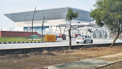 The present state of footpaths near Yashobhoomi. (VipinnKumar/ HT Photo)
