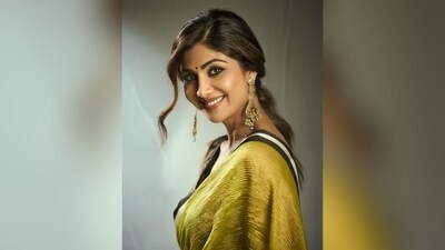 With the help of hairstylist Shetal Khan, Shilpa styled her lush locks into soft curls and tied them into a side parted low bun, which perfectly complemented her stunning look. (Instagram/@theshilpashetty) With the help of hairstylist Shetal Khan, Shilpa styled her lush locks into soft curls and tied them into a side parted low bun, which perfectly complemented her stunning look. (Instagram/@theshilpashetty)