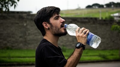 Stay hydrated by drinking plenty of water and consuming nutritious food for a healthy diet. (pexels) Stay hydrated by drinking plenty of water and consuming nutritious food for a healthy diet. (pexels)