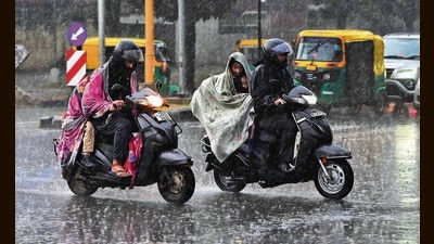 Commuters caught in the rain in Chandigarh on Thursday. (Keshav Singh/HT) Commuters caught in the rain in Chandigarh on Thursday. (Keshav Singh/HT)