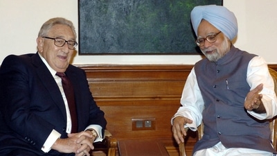 Former Indian Prime Minister Manmohan Singh in discussion with with former US Secretary of State Henry Kissinger during a meeting at Singh's residence in New Delhi in 2004.&nbsp; (AFP)