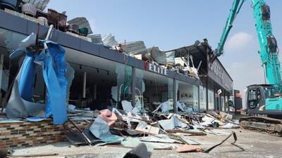 Following complaints from the HEMRLthe PMC building permission department on Thursday demolished illegal malls spread over an area of one lakh square feet on the Pune-Bengaluru highway. (HT PHOTO) Following complaints from the HEMRLthe PMC building permission department on Thursday demolished illegal malls spread over an area of one lakh square feet on the Pune-Bengaluru highway. (HT PHOTO)