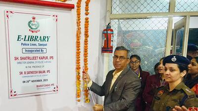 Marking a significant step towards providing advanced learning resources for students, Haryana director general of police (DGP) Shatrujeet Kapur inaugurated the first-ever police e-library in Sonepat district on Thursday. (HT Photo) Marking a significant step towards providing advanced learning resources for students, Haryana director general of police (DGP) Shatrujeet Kapur inaugurated the first-ever police e-library in Sonepat district on Thursday. (HT Photo)